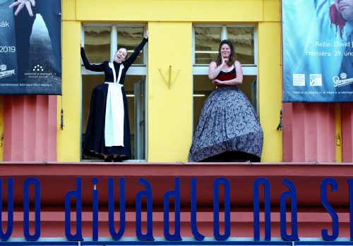 Švandovo divadlo pořádá Den otevřených dveří. Nabídne prohlídky, pátrání po ukradeném předmětu i večerní show venku před budovou