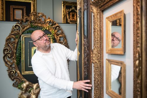 Umění rámu. Výstava v Arthouse Hejtmánek představí krásu obrazových a zrcadlových rámů, nabídne i NFT