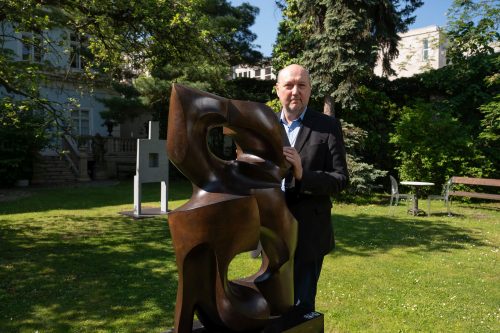 Zahradní aukce v Arthouse Hejtmánek nabídla unikátní díla Oty Janečka, dražil se i nábytek, sochy, starožitnosti a design