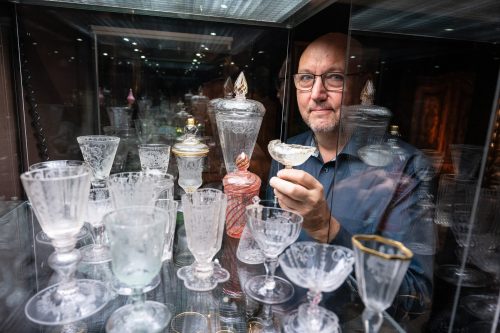 Křišťálová číše, míšeňské skvosty i vynález hraběte z Rožmberka. V Arthouse Hejtmánek chystají unikátní online aukci skla a porcelánu