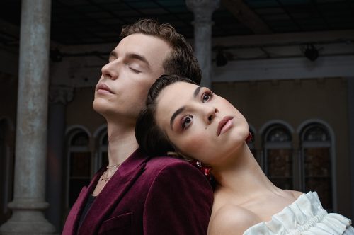 Švandovo divadlo uvede Romea a Julii s Oskarem Hesem a Anetou Kalertovou. Novinka promlouvá k divákům všech generací